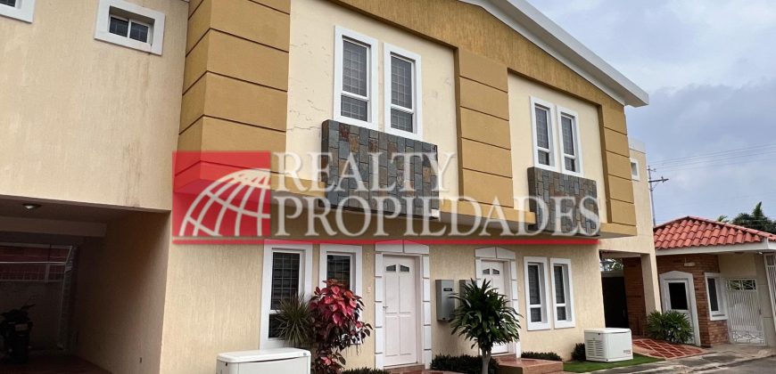 HERMOSO TOWNHOUSE DE LUJO COMPLETAMENTE EQUIPADO EN ALQUILER