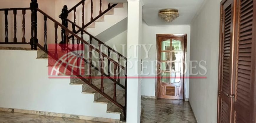 AMPLIA CASA-QUINTA EN EL CASCO CENTRAL EN VENTA