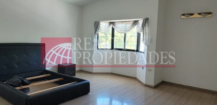 AMPLIA CASA-QUINTA EN EL CASCO CENTRAL EN VENTA