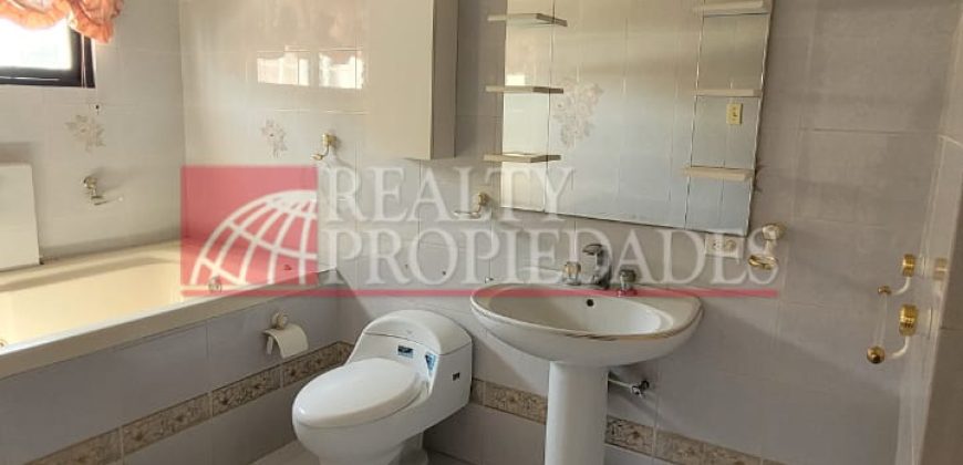 AMPLIA CASA-QUINTA EN EL CASCO CENTRAL EN VENTA