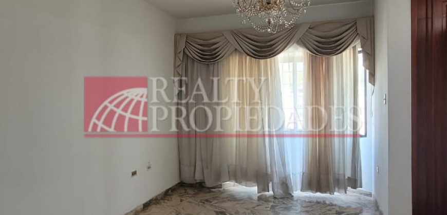 AMPLIA CASA-QUINTA EN EL CASCO CENTRAL EN VENTA