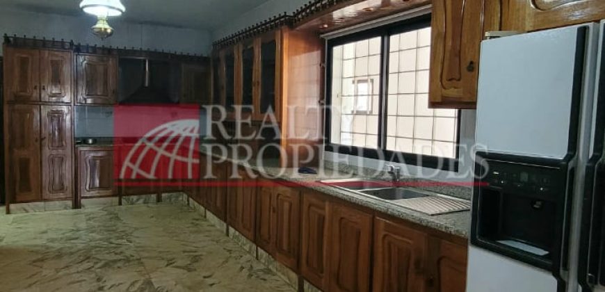 AMPLIA CASA-QUINTA EN EL CASCO CENTRAL EN VENTA
