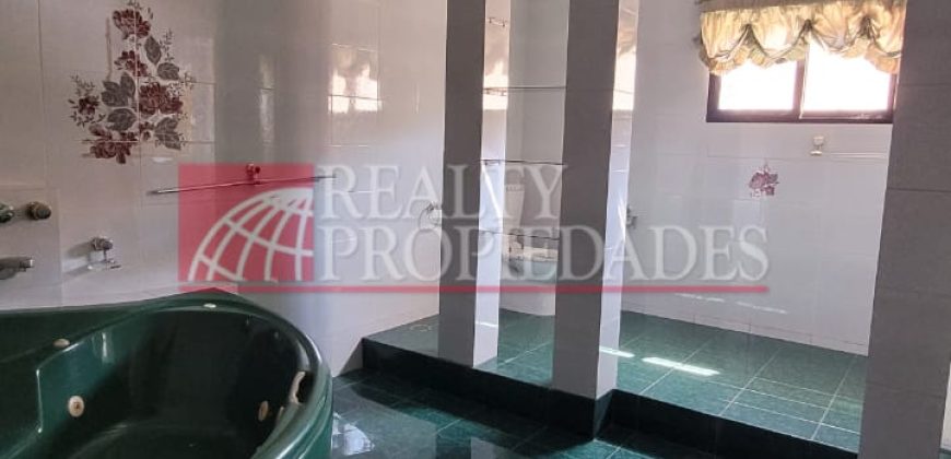AMPLIA CASA-QUINTA EN EL CASCO CENTRAL EN VENTA