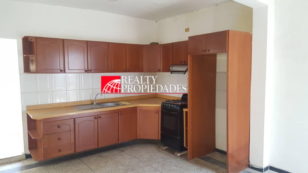 CÓMODO APARTAMENTO CON AIRE CENTRAL Y COCINA EN ALQUILER