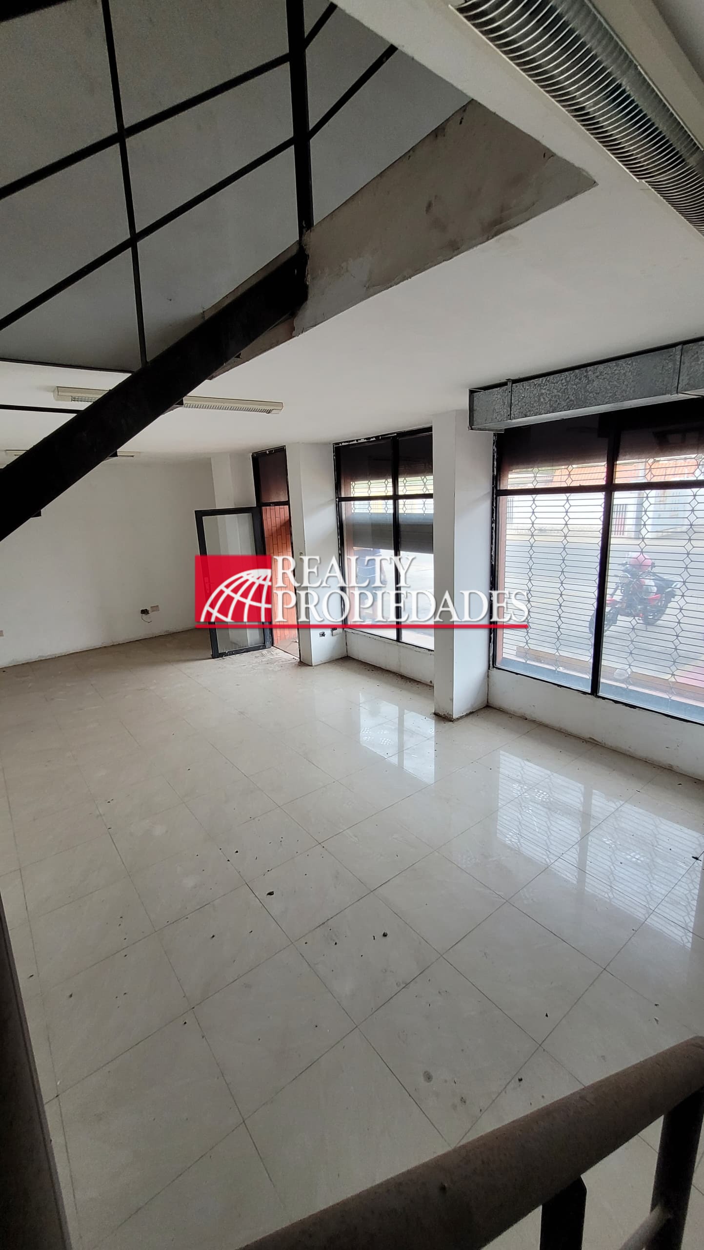 LOCAL COMERCIAL DE DOS NIVELES CON AIRE CENTRAL EN UBICACIÓN PRIVILEGIADA EN ALQUILER
