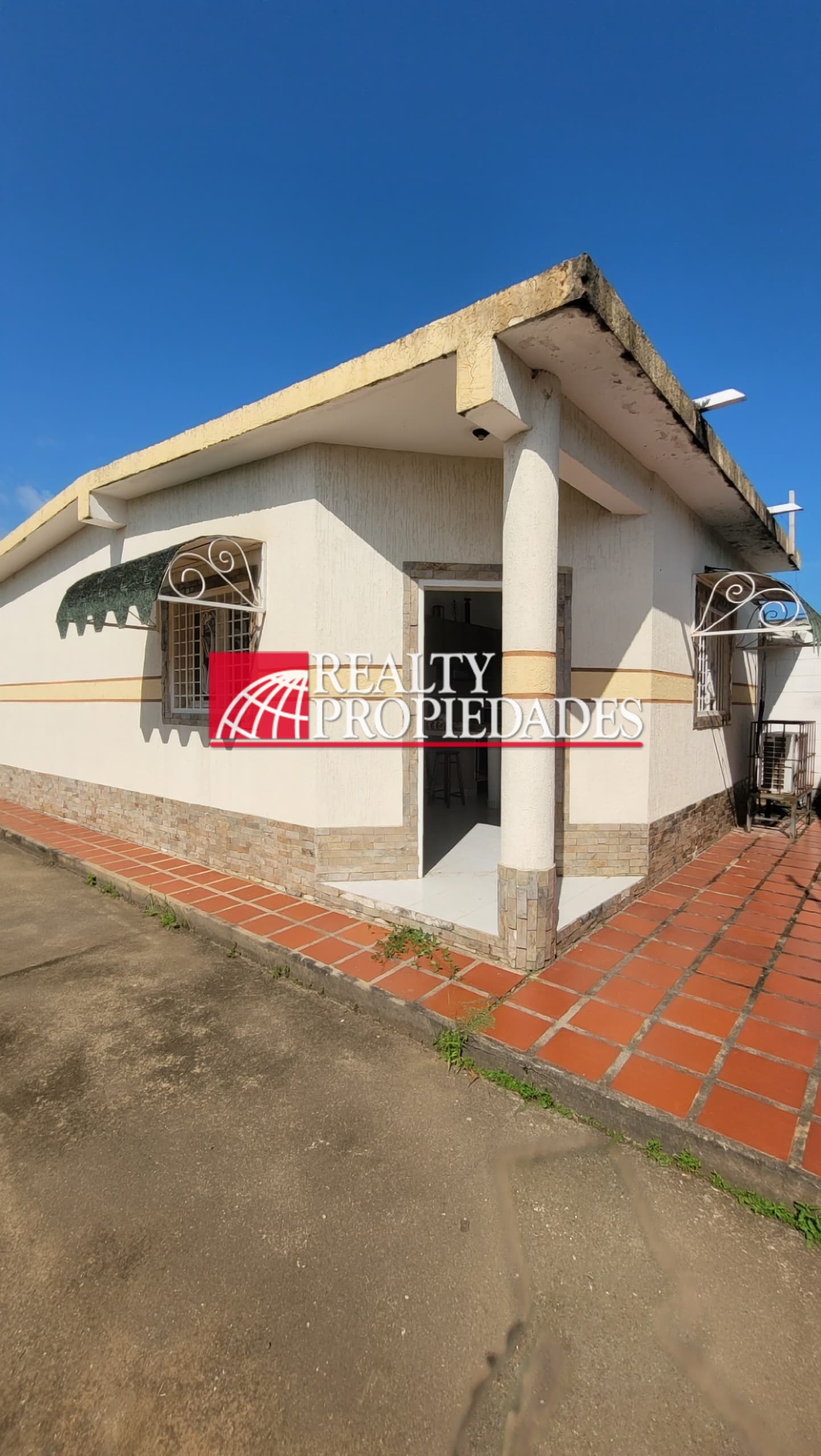 ACOGEDORA CASA EQUIPADA EN CIRCUITO CERRADO EN VENTA