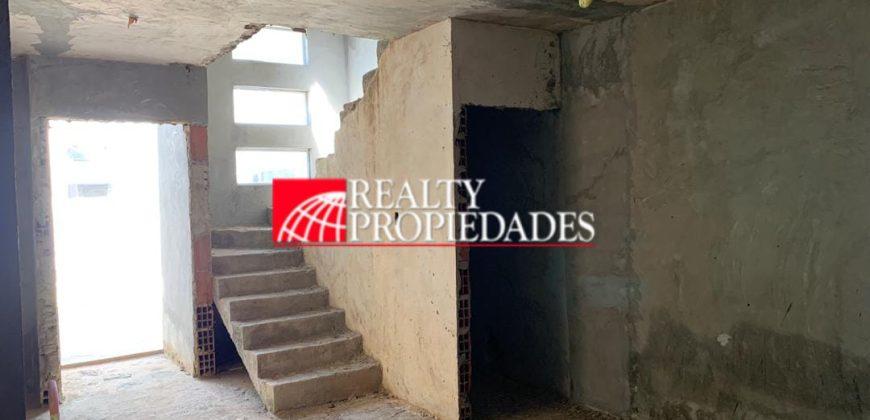 UBICACIÓN PRIVILEGADA: AMPLIO TOWNHOUSE EN GRIS EN VENTA