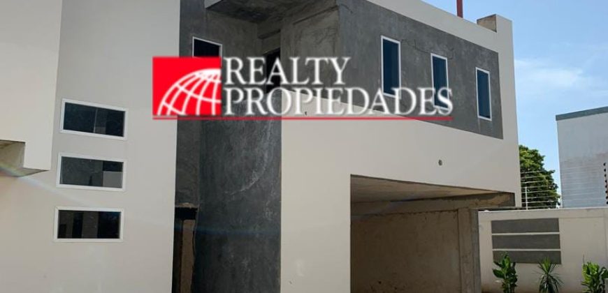 UBICACIÓN PRIVILEGADA: AMPLIO TOWNHOUSE EN GRIS EN VENTA
