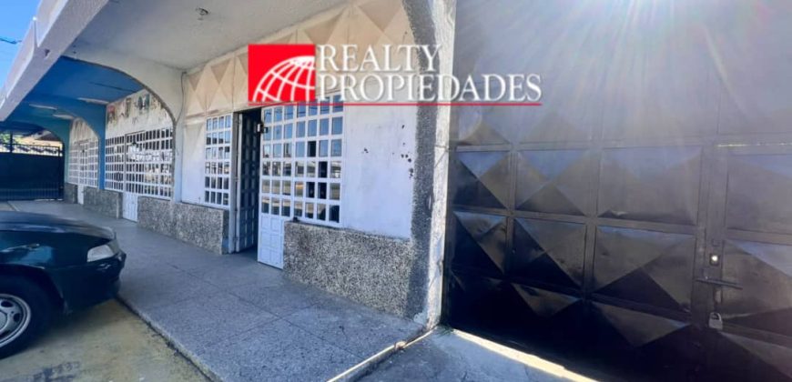 EXCELENTE GALPÓN CON LOCALES COMERCIALES EN UBICACIÓN ESTRATÉGICA EN ALQUILER