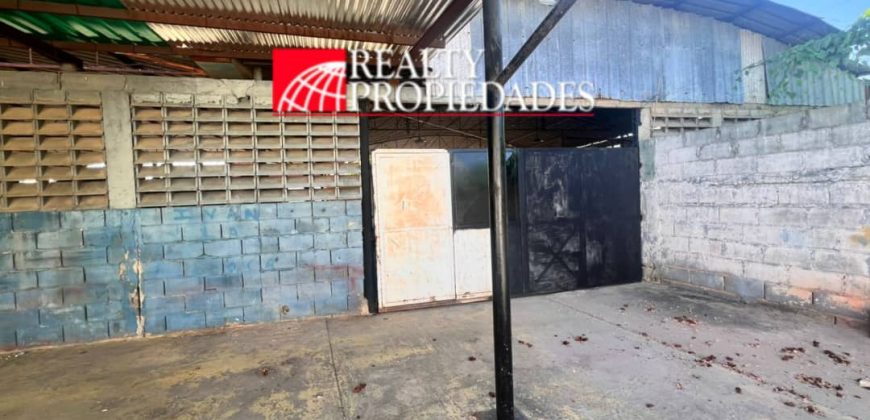 EXCELENTE GALPÓN CON LOCALES COMERCIALES EN UBICACIÓN ESTRATÉGICA EN ALQUILER