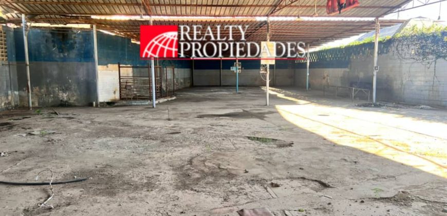 EXCELENTE GALPÓN CON LOCALES COMERCIALES EN UBICACIÓN ESTRATÉGICA EN ALQUILER
