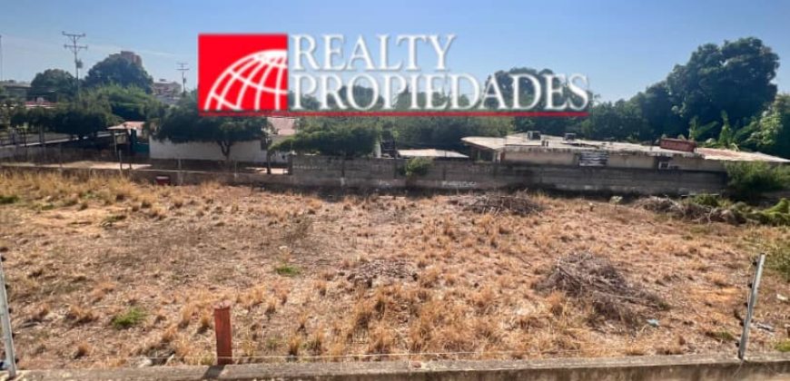 EXTENSO TERRENO CERCADO EN VENTA EN ZONA RESIDENCIAL
