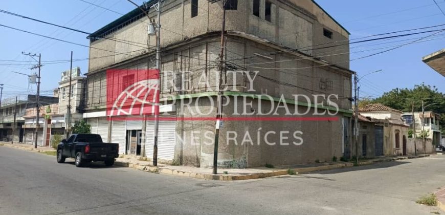 EN CABIMAS: EXCELENTE LOCAL COMERCIAL DE 3 NIVELES EN VENTA