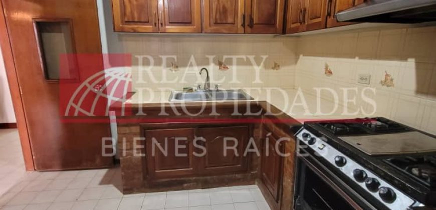 AMPLIA CASA SEMI-AMOBLADA EN ALQUILER