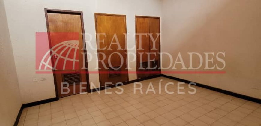 AMPLIA CASA SEMI-AMOBLADA EN ALQUILER