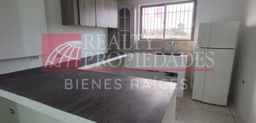 CÓMODO APARTAMENTO SEMI-AMOBLADO EN EL CENTRO