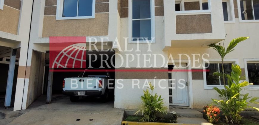 MODERNO Y AMPLIO TOWNHOUSE EN GRIS BLANCO EN VENTA