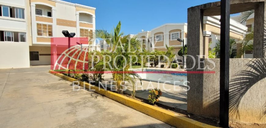MODERNO Y AMPLIO TOWNHOUSE EN GRIS BLANCO EN VENTA