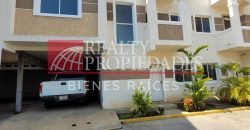 MODERNO Y AMPLIO TOWNHOUSE EN GRIS BLANCO EN VENTA