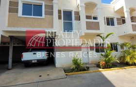 MODERNO Y AMPLIO TOWNHOUSE EN GRIS BLANCO EN VENTA