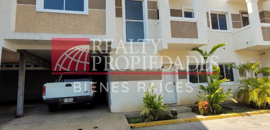 MODERNO Y AMPLIO TOWNHOUSE EN GRIS BLANCO EN VENTA