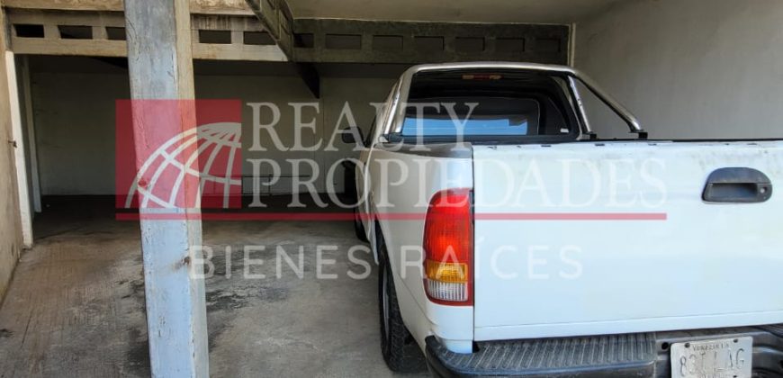MODERNO Y AMPLIO TOWNHOUSE EN GRIS BLANCO EN VENTA