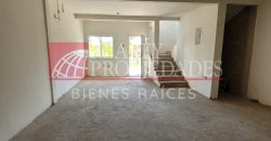 MODERNO Y AMPLIO TOWNHOUSE EN GRIS BLANCO EN VENTA