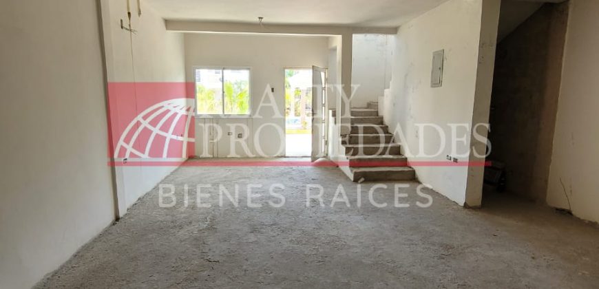 MODERNO Y AMPLIO TOWNHOUSE EN GRIS BLANCO EN VENTA