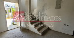 MODERNO Y AMPLIO TOWNHOUSE EN GRIS BLANCO EN VENTA