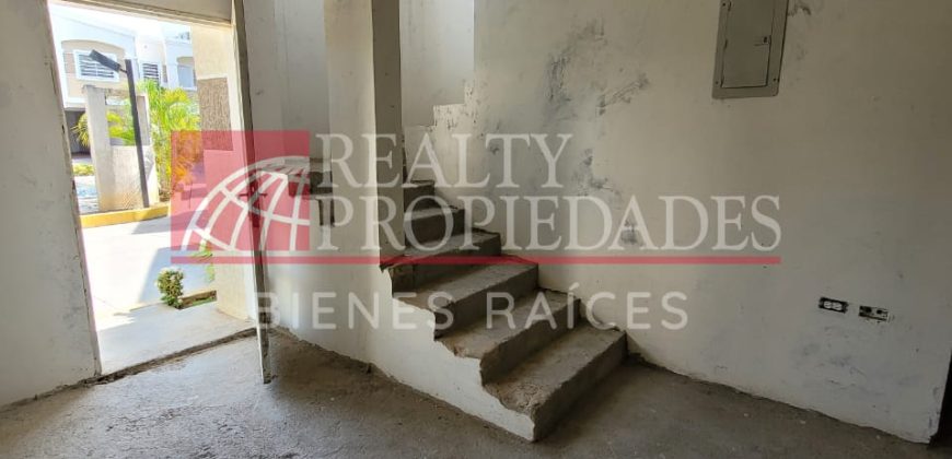 MODERNO Y AMPLIO TOWNHOUSE EN GRIS BLANCO EN VENTA