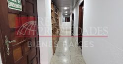 EN EL CENTRO: LOCAL COMERCIAL CON OFICINAS EN ALQUILER