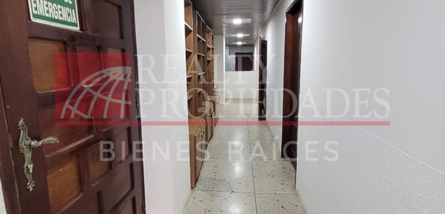 EN EL CENTRO: LOCAL COMERCIAL CON OFICINAS EN ALQUILER