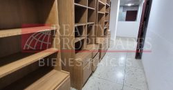 EN EL CENTRO: LOCAL COMERCIAL CON OFICINAS EN ALQUILER