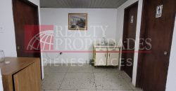 EN EL CENTRO: LOCAL COMERCIAL CON OFICINAS EN ALQUILER