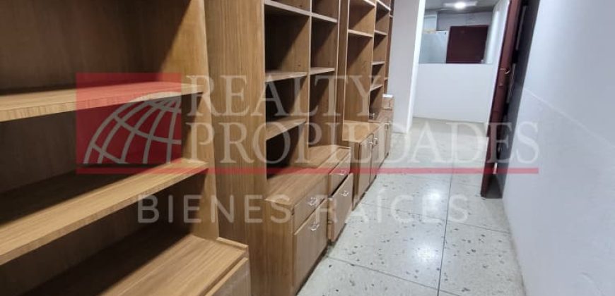 EN EL CENTRO: LOCAL COMERCIAL CON OFICINAS EN ALQUILER