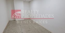 EN EL CENTRO: LOCAL COMERCIAL CON OFICINAS EN ALQUILER