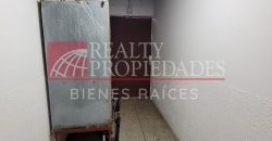EN EL CENTRO: LOCAL COMERCIAL CON OFICINAS EN ALQUILER