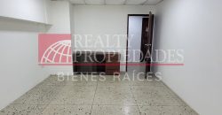 EN EL CENTRO: LOCAL COMERCIAL CON OFICINAS EN ALQUILER