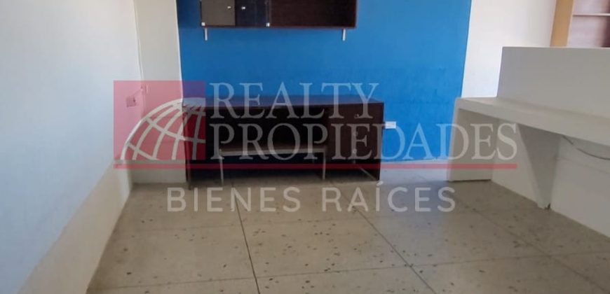 EN EL CENTRO: LOCAL COMERCIAL CON OFICINAS EN ALQUILER
