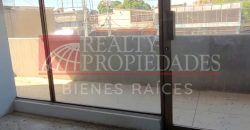 EN EL CENTRO: LOCAL COMERCIAL CON OFICINAS EN ALQUILER