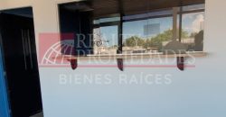 EN EL CENTRO: LOCAL COMERCIAL CON OFICINAS EN ALQUILER