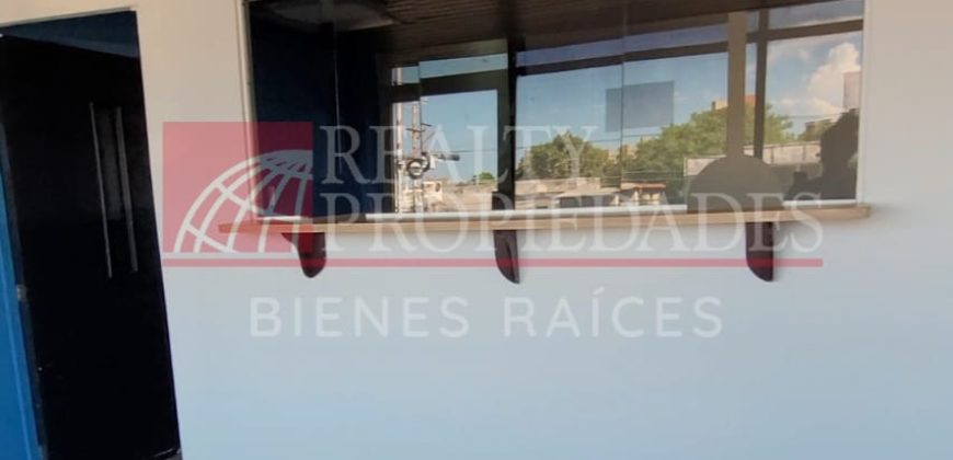 EN EL CENTRO: LOCAL COMERCIAL CON OFICINAS EN ALQUILER