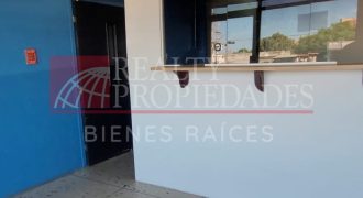 EN EL CENTRO: LOCAL COMERCIAL CON OFICINAS EN ALQUILER