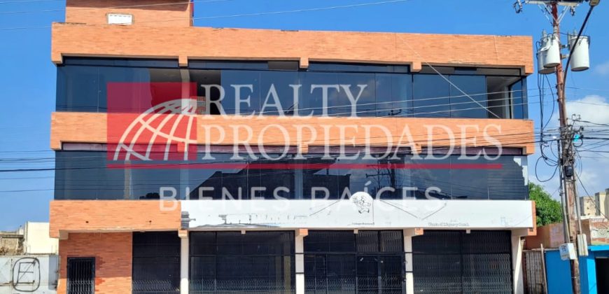 CÉNTRICO LOCAL COMERCIAL DE 3 NIVELES EN ALQUILER