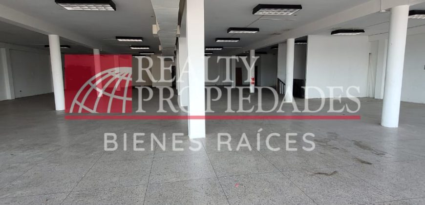 CÉNTRICO LOCAL COMERCIAL DE 3 NIVELES EN ALQUILER
