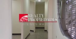 EN PLANTA BAJA: LOCAL COMERCIAL SEMI-EQUIPADO EN ALQUILER