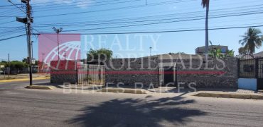 EN EL CENTRO: TERRENO CERCADO EN VENTA