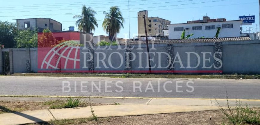 EN EL CENTRO: TERRENO CERCADO EN VENTA