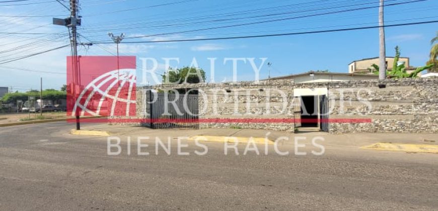 EN EL CENTRO: TERRENO CERCADO EN VENTA