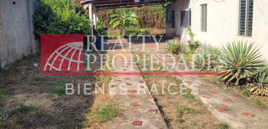 EN EL CENTRO: TERRENO CERCADO EN VENTA